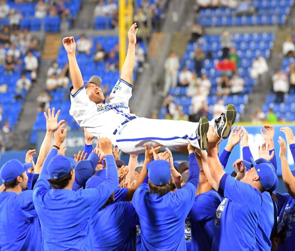 ナインの手で２３回、宙に舞うＤｅＮＡ・藤田一也＝横浜スタジアム（撮影・佐藤厚）