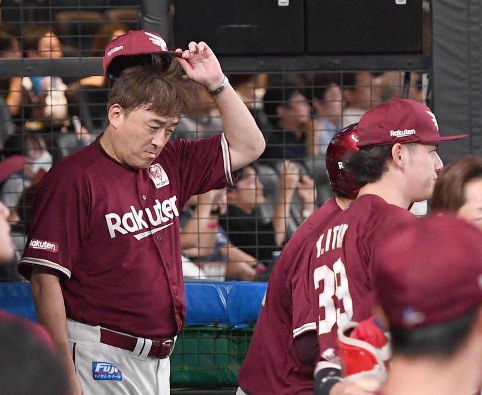 　痛い１点差負けにガックリの石井監督（撮影・園田高夫）