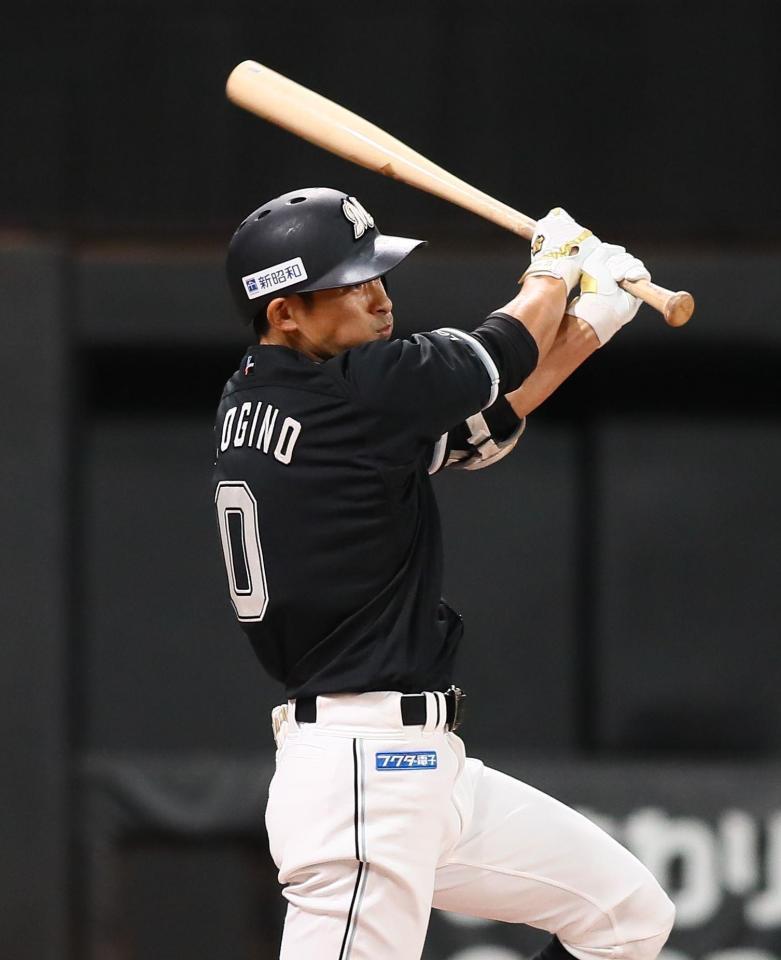 　１回、中前打を放つ荻野（撮影・中島達哉）