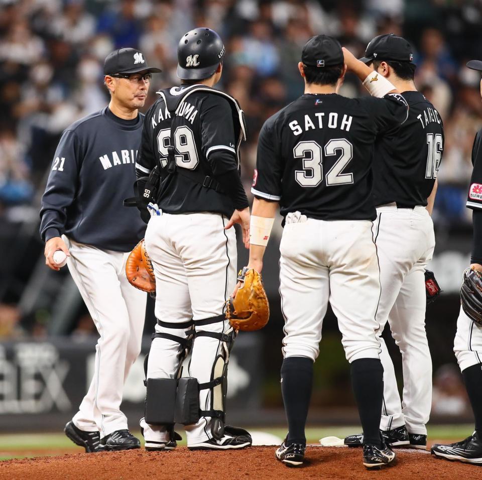 　４回、自らマウンドに向かい、種市（右）に交代を告げる吉井監督（左）＝撮影・中島達哉