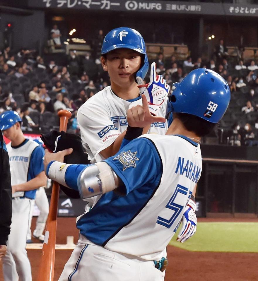 　７回、ソロを放ち、奈良間（手前）とポーズを決める野村（撮影・中島達哉）