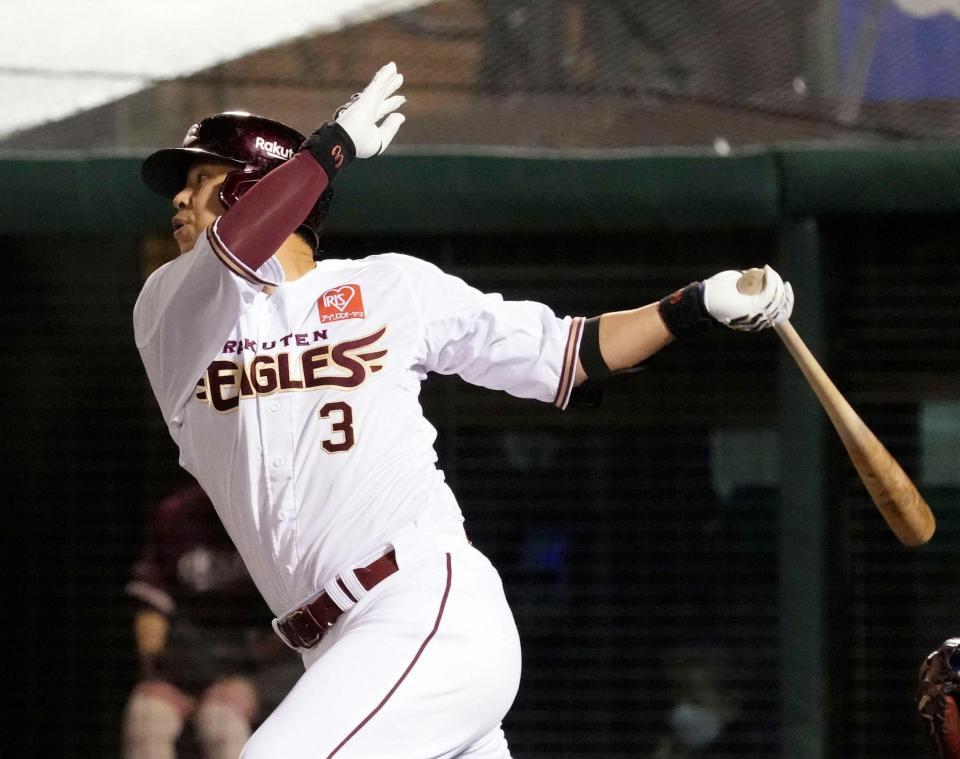 　３回、浅村が右前に同点打を放つ