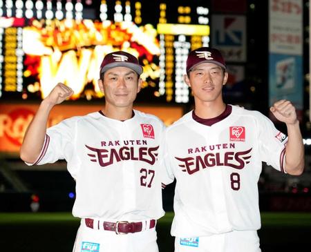 　ヒーローインタビューを終え、ポーズをとる岡島（左）と辰己