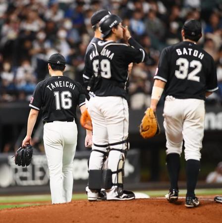 　４回途中で降板する種市（左）＝撮影・中島達哉