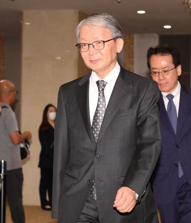 　オーナー会議に向かう巨人・山口寿一オーナー（撮影・伊藤笙子）