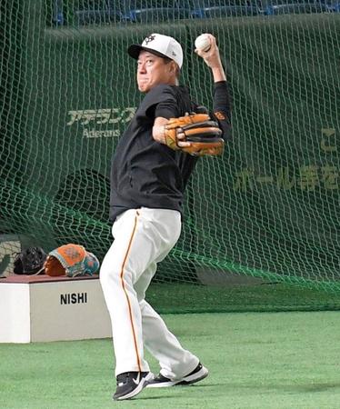 　キャッチボールする原監督（撮影・佐藤厚）