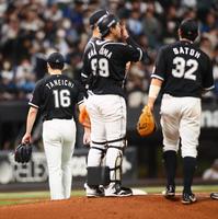 　４回途中で降板する種市（左）＝撮影・中島達哉