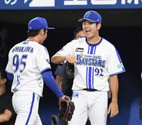 　５回のピンチをしのいだ石川（左）と宮城（撮影・中田匡峻）