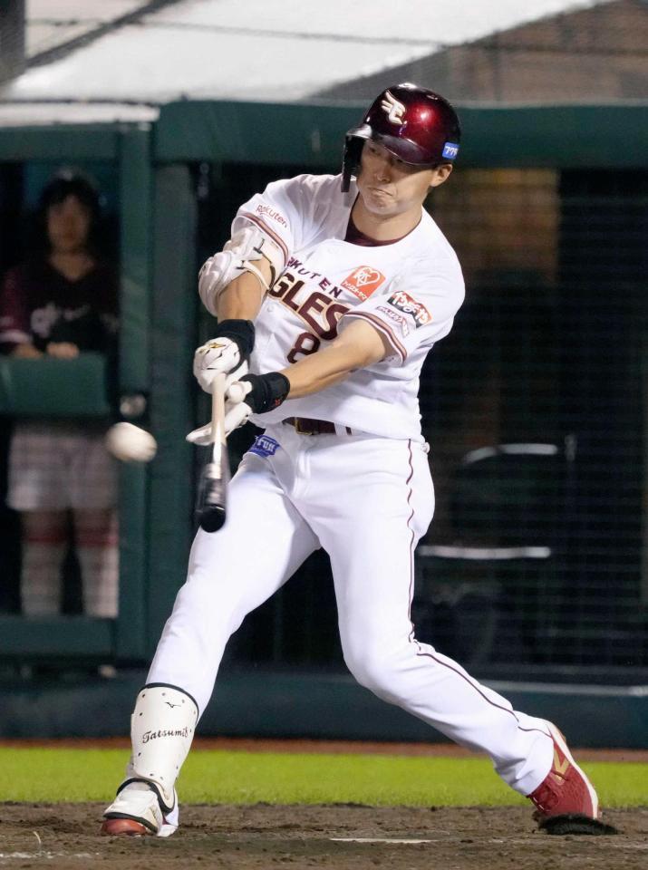 　８回、辰己が勝ち越しの右犠飛を放つ