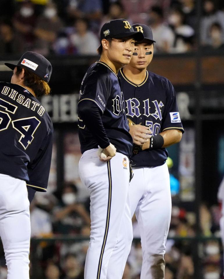 　８回途中、降板する阿部（手前）