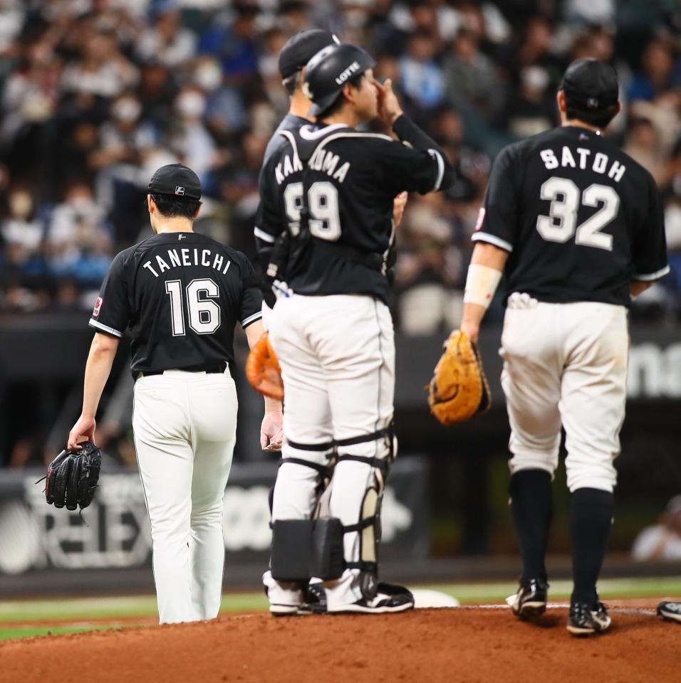 　４回途中で降板する種市（左）＝撮影・中島達哉