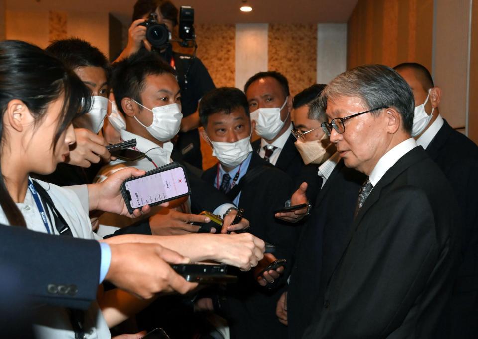 　オーナー会議を終え、記者の取材に応じる巨人・山口寿一オーナー（右）＝撮影・伊藤笙子