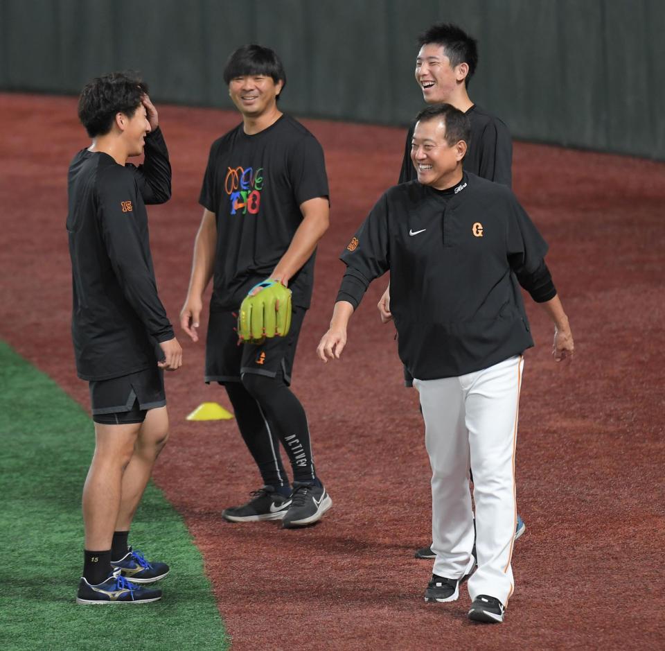 　大勢（左）、戸郷（右奥）と談笑する原監督（右）＝撮影・佐藤厚