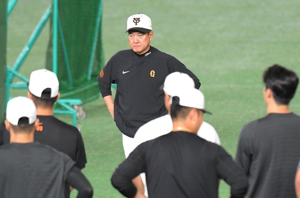 　厳しい表情で選手の前に立つ原監督（撮影・佐藤厚）