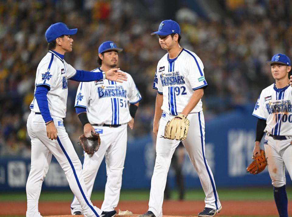 　５回、宮城を打者１人で代える三浦監督（撮影・金田祐二）