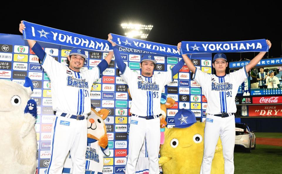 　お立ち台で喜ぶ（左から）宮崎、石川、宮城（撮影・金田祐二）