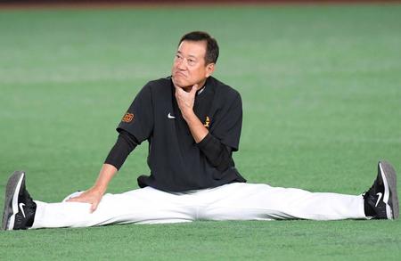 　ストレッチをする原監督（撮影・佐藤厚）