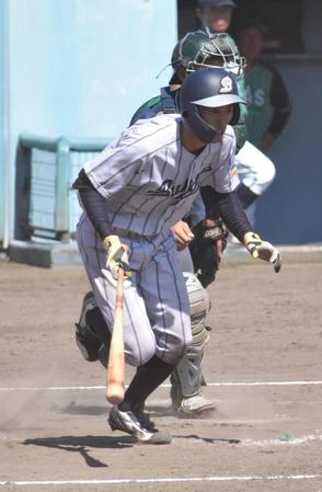　２安打の活躍を見せた仏教大・竹田