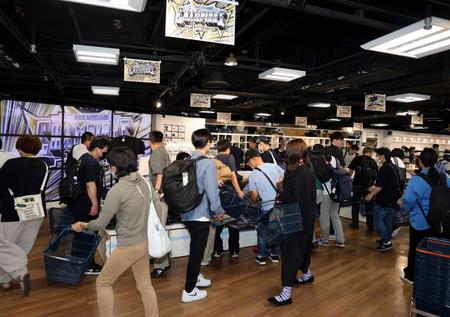 　リーグ優勝の記念グッズが発売され、多くのファンが駆け付けた（撮影・山口登）