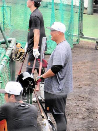 　イースタン・西武戦の試合前練習中に笑顔を見せる中田翔
