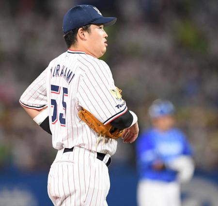 　７回、送球エラーでピンチを広げ厳しい表情の村上（撮影・棚橋慶太）