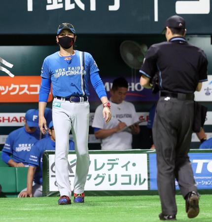 　６回、交代を出す新庄監督