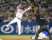 　７回、山田は村上の送球に飛びつくも捕れず（撮影・棚橋慶太）