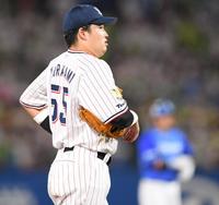 　７回、送球エラーでピンチを広げ厳しい表情の村上（撮影・棚橋慶太）