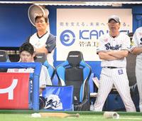 　戦況を見つめる高津監督（右）＝撮影・棚橋慶太