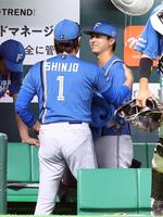 　降板した田中瑛は新庄監督（１）から声をかけられ笑顔を見せる