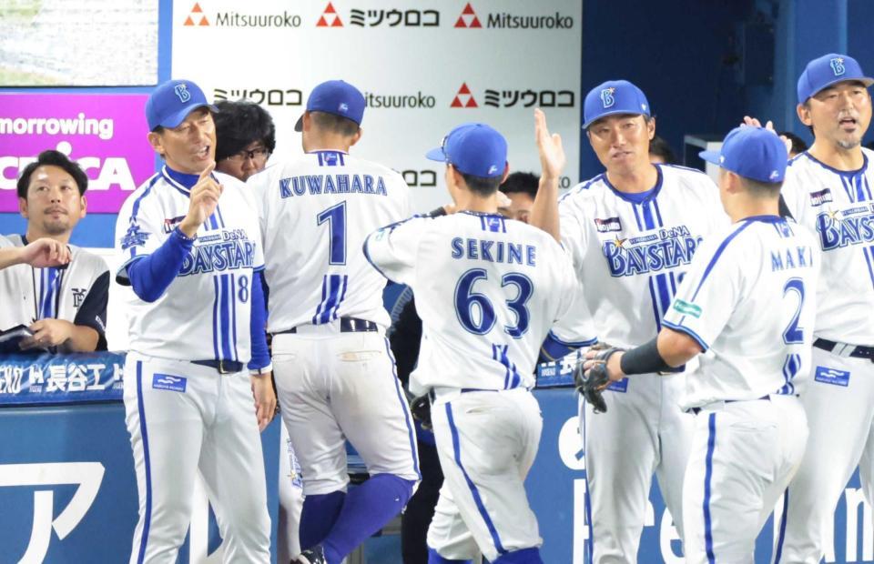 　ＣＳ進出決定を喜ぶ三浦監督（左端）らＤｅＮＡナイン（撮影・吉澤敬太）