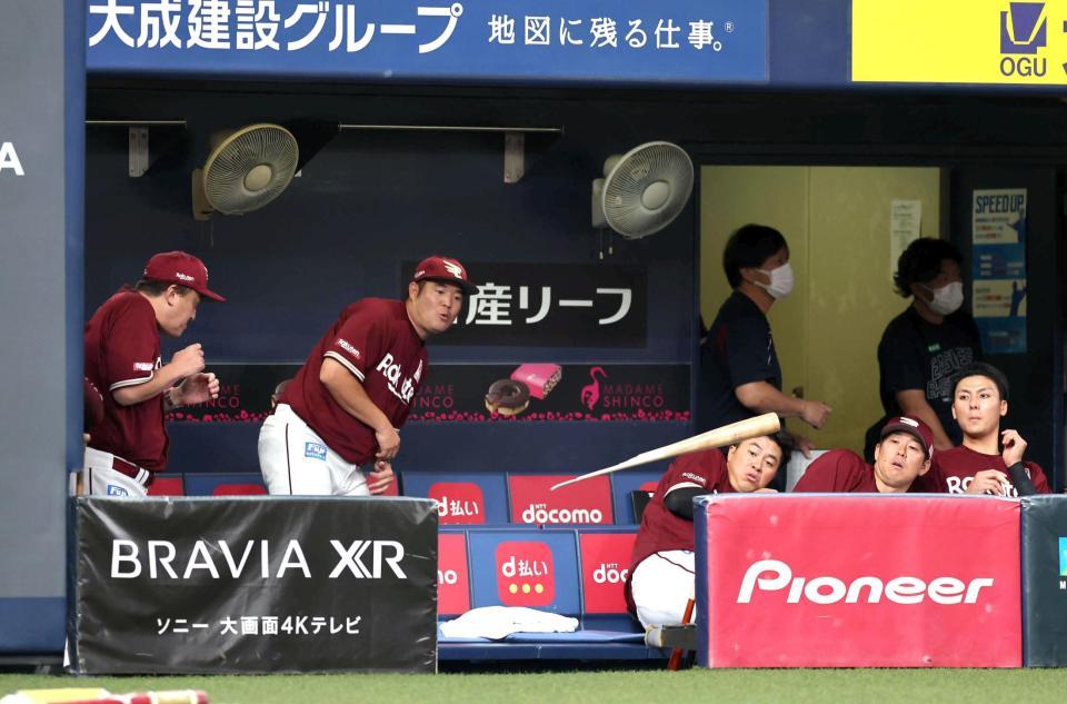 　５回、浅村の折れたバットが楽天ベンチに飛び、石井監督（左）らはビックリ（撮影・山口登）