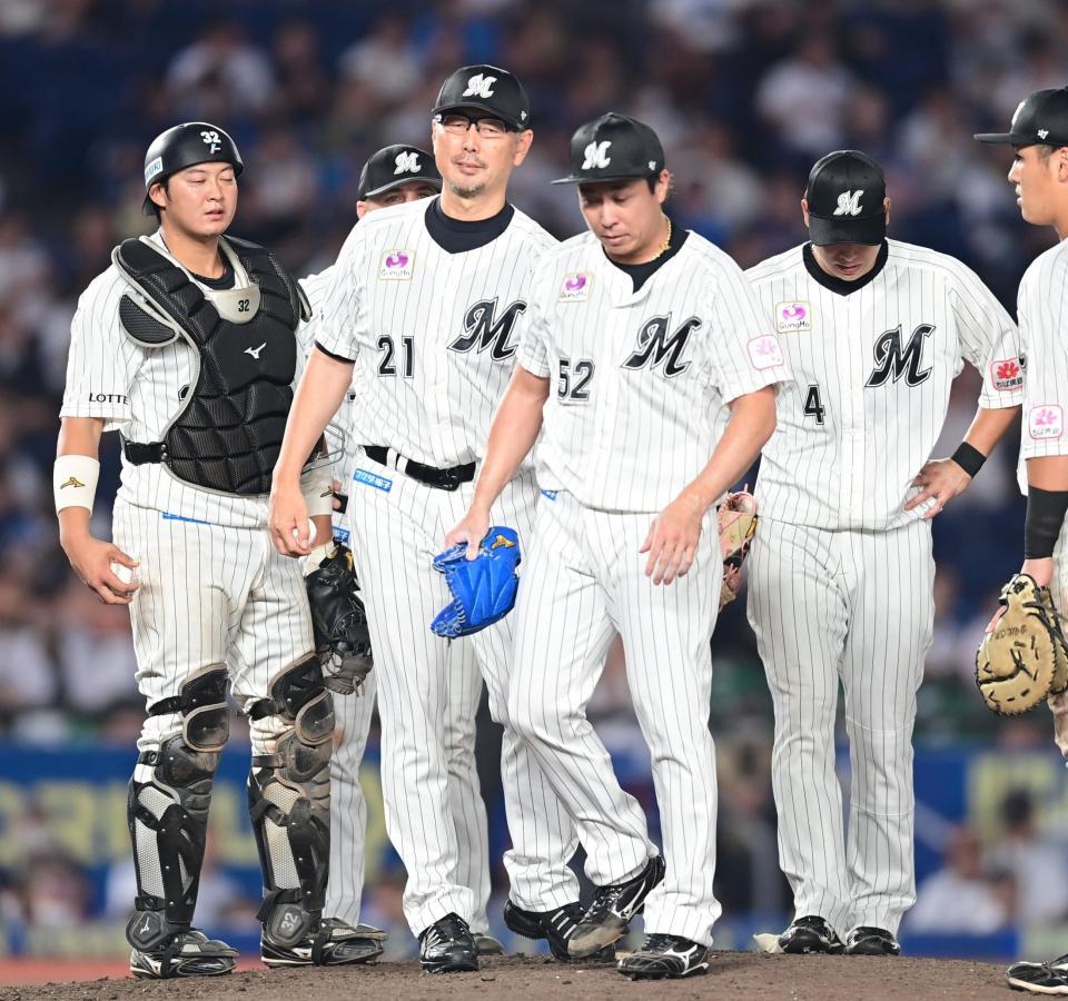 　９回、鈴木の打席の途中で益田を降板させる吉井監督（撮影・金田祐二）