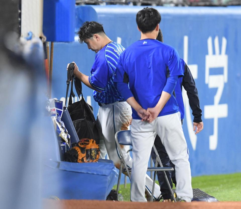 　試合途中で引き揚げる佐野（左）＝撮影・棚橋慶太