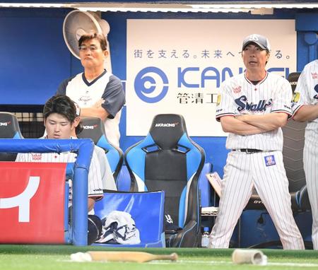 　戦況を見つめる高津監督（右）＝撮影・棚橋慶太