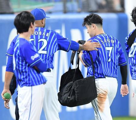 　試合途中で引き揚げる佐野（７）＝９月３０日