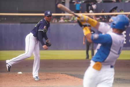 １回、３カ月ぶりの実戦登板で山田から空振り三振を奪う奥川（撮影・高石航平）