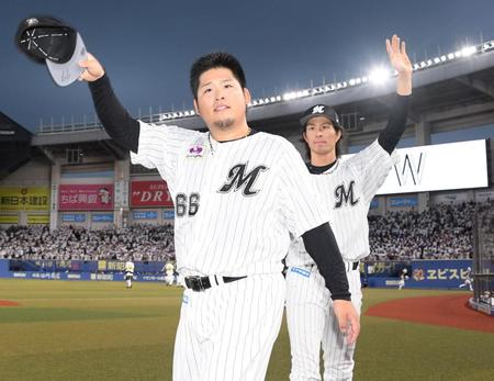 ファンの声援に手を振る沢田（手前）と岡（撮影・棚橋慶太）