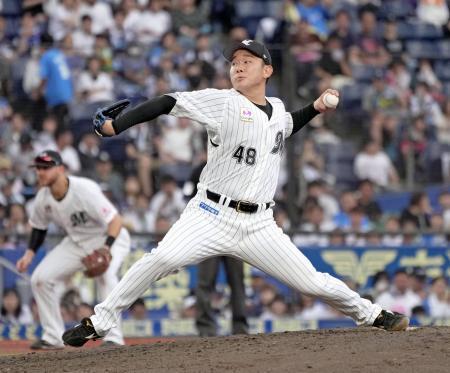 　７回に登板し、２勝目を挙げたロッテ・中村稔＝ＺＯＺＯマリン