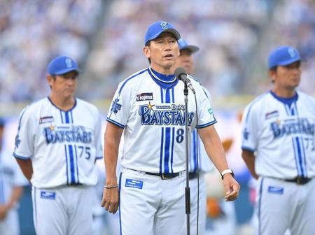 セレモニーであいさつする三浦監督（撮影・西岡正）