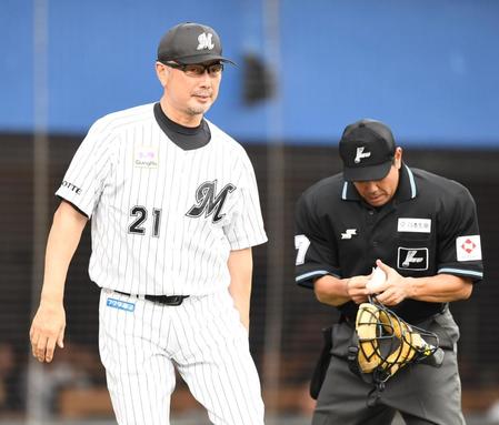 投手交代を告げる吉井監督（撮影・棚橋慶太）