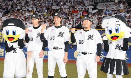 ファンを背にガッツポーズする（左から）和田、岡、沢田（撮影・棚橋慶太）