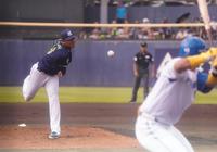 ３カ月ぶりの実戦登板で力投する奥川（撮影・高石航平）