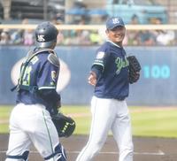 初回を三者凡退で切り抜け、捕手の橋本（左）と笑顔でタッチする奥川（撮影・高石航平）