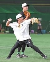 三塁でノックを受ける松田（撮影・佐藤厚）