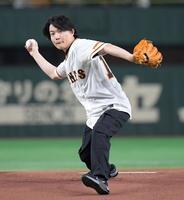 サイドスローで投球する神木隆之介（撮影・佐藤厚）