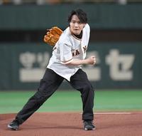 サイドスローで投球する神木隆之介（撮影・佐藤厚）