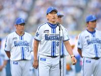 セレモニーであいさつする三浦監督（撮影・西岡正）