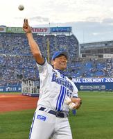 スタンドへボールを投げ入れる三浦監督（撮影・西岡正）