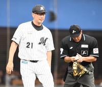 投手交代を告げる吉井監督（撮影・棚橋慶太）